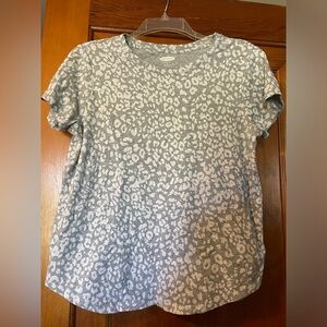 Old navy- Size M- Everywear tee